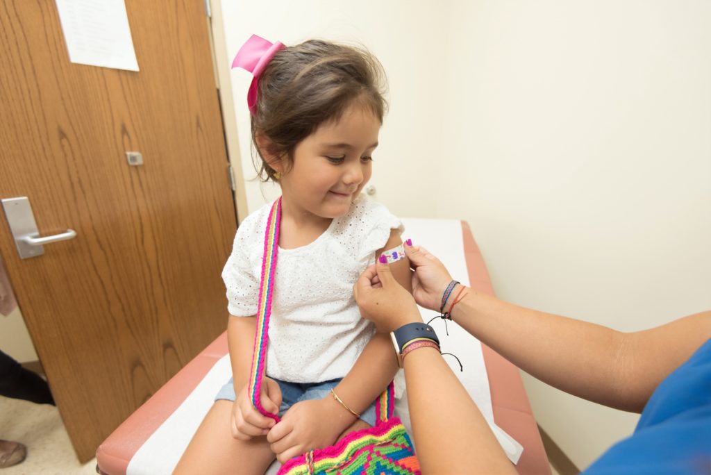 ung jente får vaksine