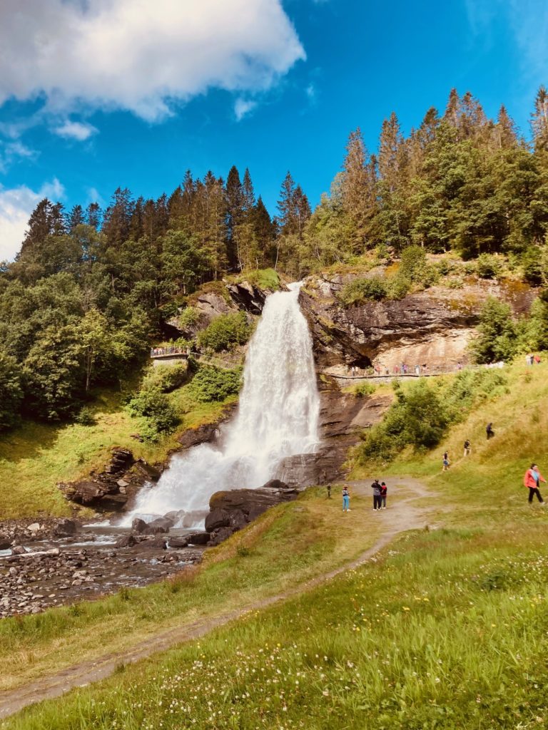 Foss i vakker natur